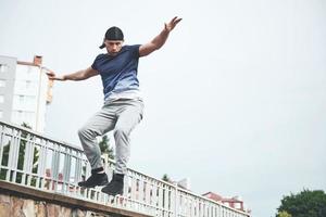 jeune sportif faisant du parkour dans la ville. photo