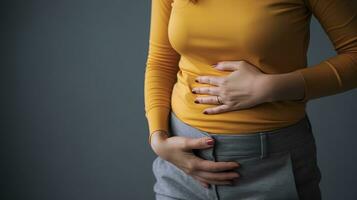 ai généré femme en portant sa mains dans le inférieur abdomen, aigu douleur, non visage photo