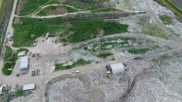 des ordures déverser avec des tas de des ordures et traitement installations. décharge de des ordures à l'extérieur le village photo