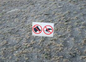signe interdisant le en marchant de chiens sur le pelouse photo
