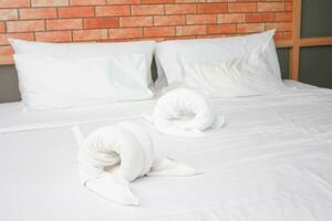 blanc oreiller sur lit décoration dans chambre intérieur - ancien lumière filtre effet photo