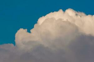 diverses formes de nuages sur différents niveaux de fond bleu photo