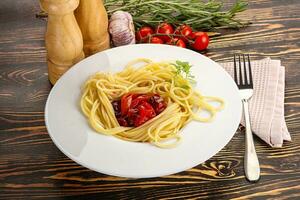 italien Pâtes spaghetti avec tomate photo