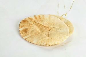 traditionnel est rond Pita pain photo