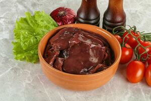 brut dinde foie dans une bol prêt pour cuisine photo