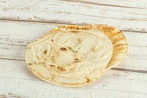 traditionnel est rond Pita pain photo