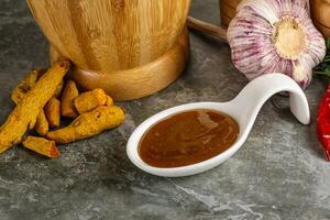 Indien curry sauce dans le bol photo