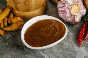 Indien curry sauce dans le bol photo