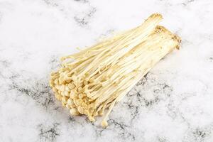 savoureux brut enoki champignon tas photo