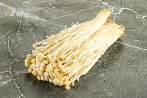 savoureux brut enoki champignon tas photo