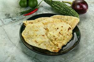 Indien tandori pain - Naan avec fromage photo