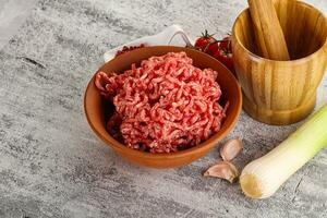 haché du boeuf Viande dans le bol photo