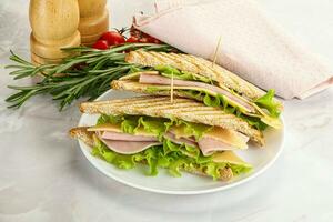 fait maison club sandwich avec jambon et fromage photo