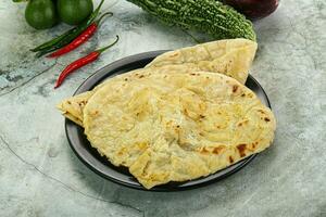 Indien tandori pain - Naan avec fromage photo