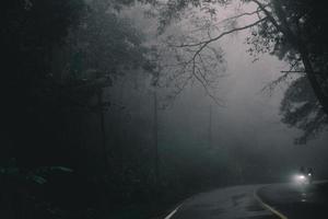 le brouillard sur la route à chiang mai, en thaïlande. photo