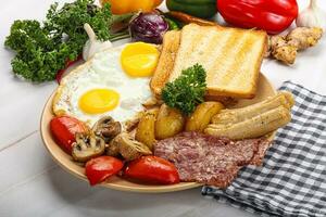 Anglais petit déjeuner avec griller, Oeuf et saucisses photo