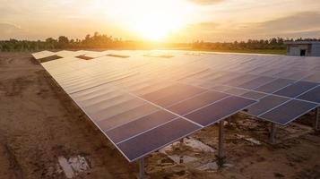 Les panneaux solaires photovoltaïques sont une énergie alternative. photo