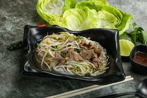 vietnamien traditionnel soupe pho bo avec du boeuf photo