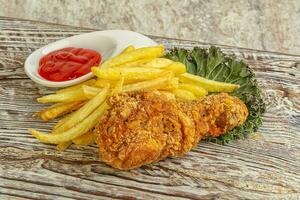 cuisse de poulet croustillante avec pommes de terre frites photo