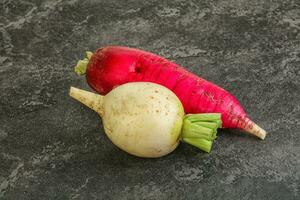 légume frais - daikon pour la cuisine végétalienne photo