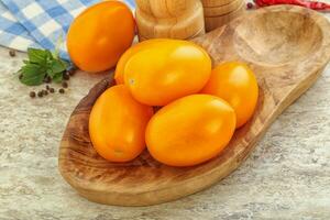 douce tomate jaune mûre dans le bol photo