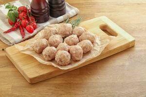 boulettes de poulet cru pour la cuisson photo