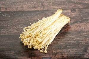 savoureux brut enoki champignon tas photo