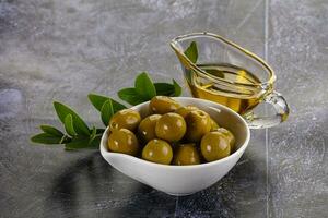 mûr savoureux vert Olives avec branche photo