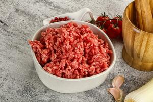 haché du boeuf Viande dans le bol photo