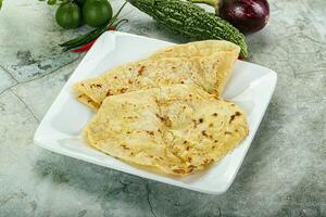 Indien tandori pain - Naan avec fromage photo