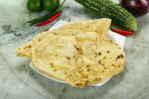 Indien tandori pain - Naan avec fromage photo