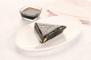 Japonais traditionnel onigiri avec poisson photo