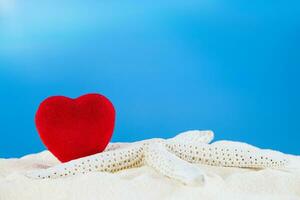 rouge cœur avec blanc étoile sur le le sable de le plage. la Saint-Valentin jour, aimer, vacances. copie espace photo