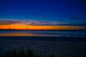 le coucher du soleil par le pont photo