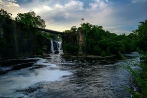 génial chutes à le coucher du soleil photo