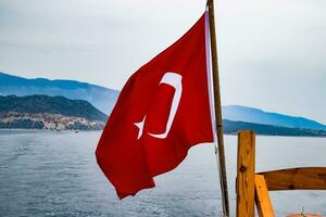 le drapeau de dinde papillonne dans le vent sur le plate-forme de plaisir yacht. photo