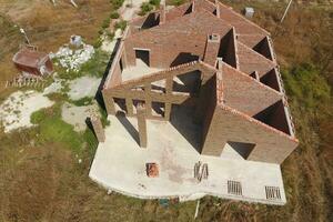 le maison est construit de rouge brique. le des murs de le maison sont une Haut vue photo