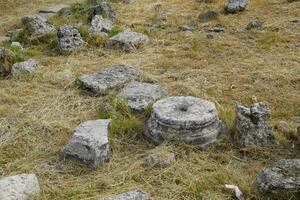 fragments de ancien bâtiments, ruines de le ancien ville de hiérapole. pierre blocs avec traces de pierre usinage. photo