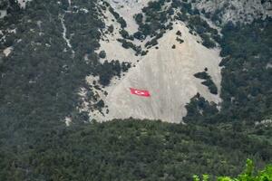 drapeau de dinde tiré sur le rochers. falaise avec le drapeau de Turquie. photo