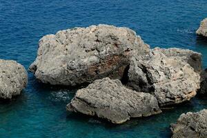 calcaire falaises par mer. vagues battre sur le rochers. photo