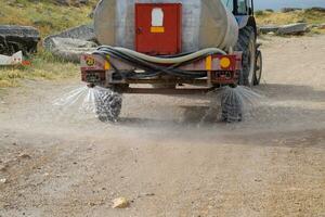 machine pour mouillage poussière sur route. photo