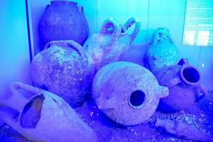 ancien cruches et amphores élevé de le bas de le mer. Antalya antiquités musée. photo