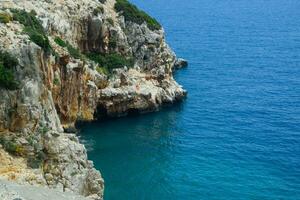 côtier falaises de calcaire. le côte de méditerranéen mer dans Turquie. photo