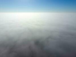 dans le ciels au dessus le brouillard. lever du soleil plus de le brouillard. des nuages près le sol photo