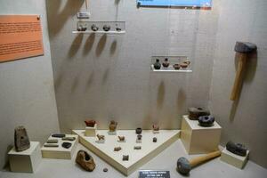 ancien pierre axes et poterie. expositions de le Antalya musée de antiquité. photo