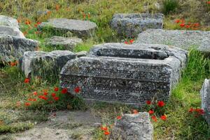 fragments de ancien bâtiments, ruines de le ancien ville de hiérapole. pierre blocs avec traces de pierre usinage. photo