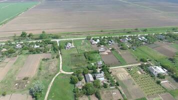 Haut vue de le village. un pouvez voir le toits de le Maisons et jardins. route dans le village. village yeux d'oiseau vue photo