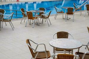 métal les tables et chaises avec osier des places dans Extérieur café. photo