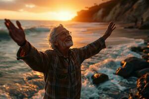 ai généré grand-père souriant à le coucher du soleil par le mer avec bras en haut, content actif les personnes âgées images photo