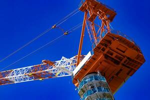 grue à le en dessous de construction dans tokyo téléobjectif coup photo